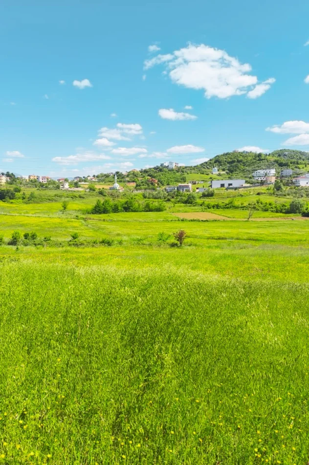 Shqiperi, shitet toke , 2.300 m² (Kashar)