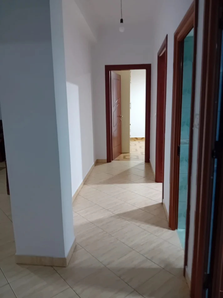 Tirane, jepet me qera apartament 4+1+Ballkon Kati 2, 