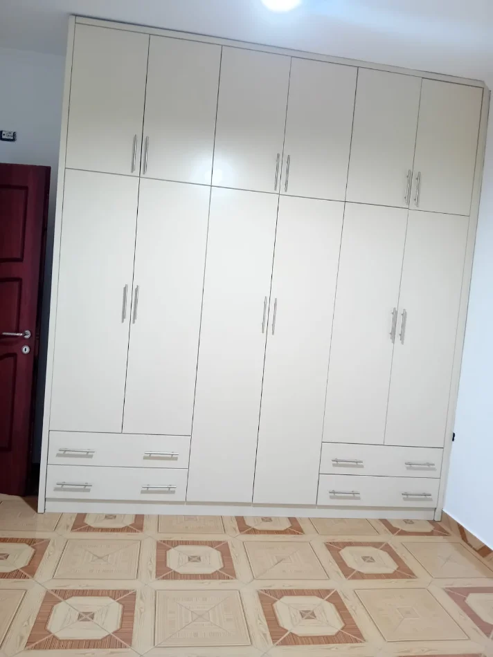 Tirane, jepet me qera apartament 4+1+Ballkon Kati 2, 