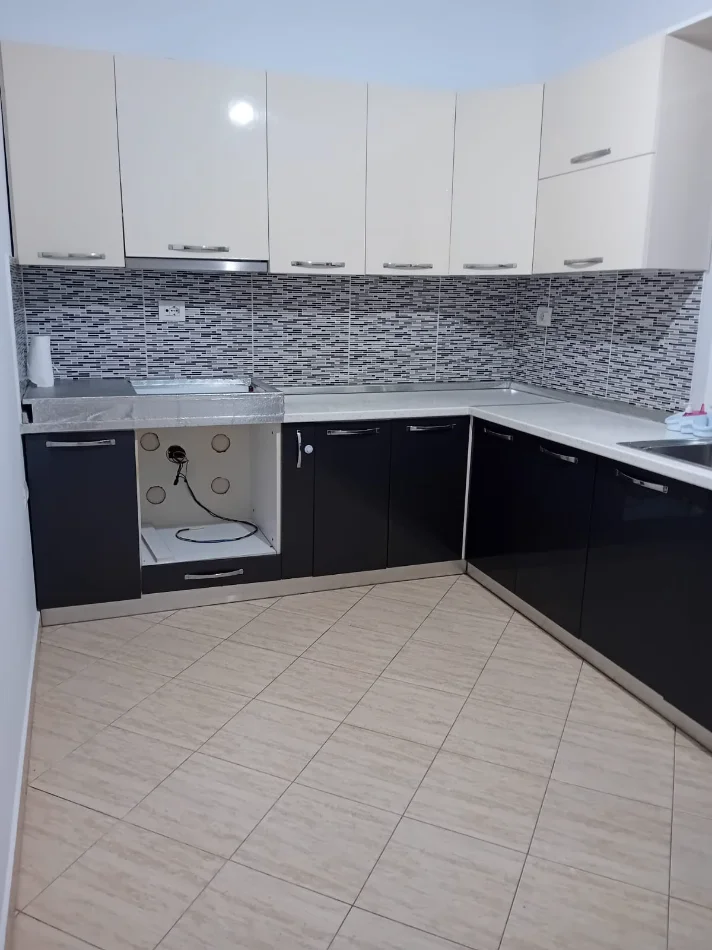 Tirane, jepet me qera apartament 4+1+Ballkon Kati 2, 