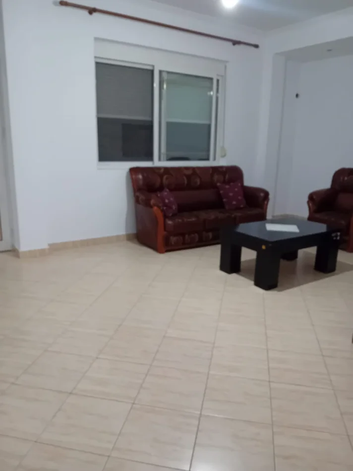 Tirane, jepet me qera apartament 4+1+Ballkon Kati 2, 