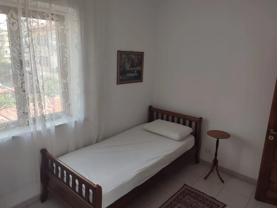 Tirane, jepet me qera apartament 3+1 Kati 3, 120 m² (rruga fortuzi)