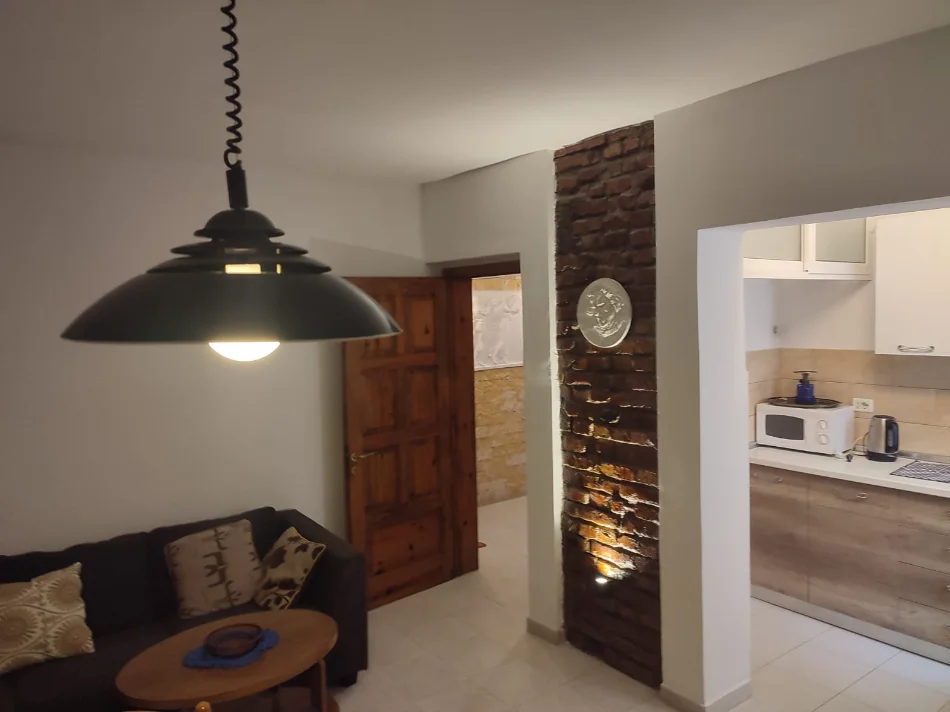 Tirane, jepet me qera apartament 3+1 Kati 3, 120 m² (rruga fortuzi)