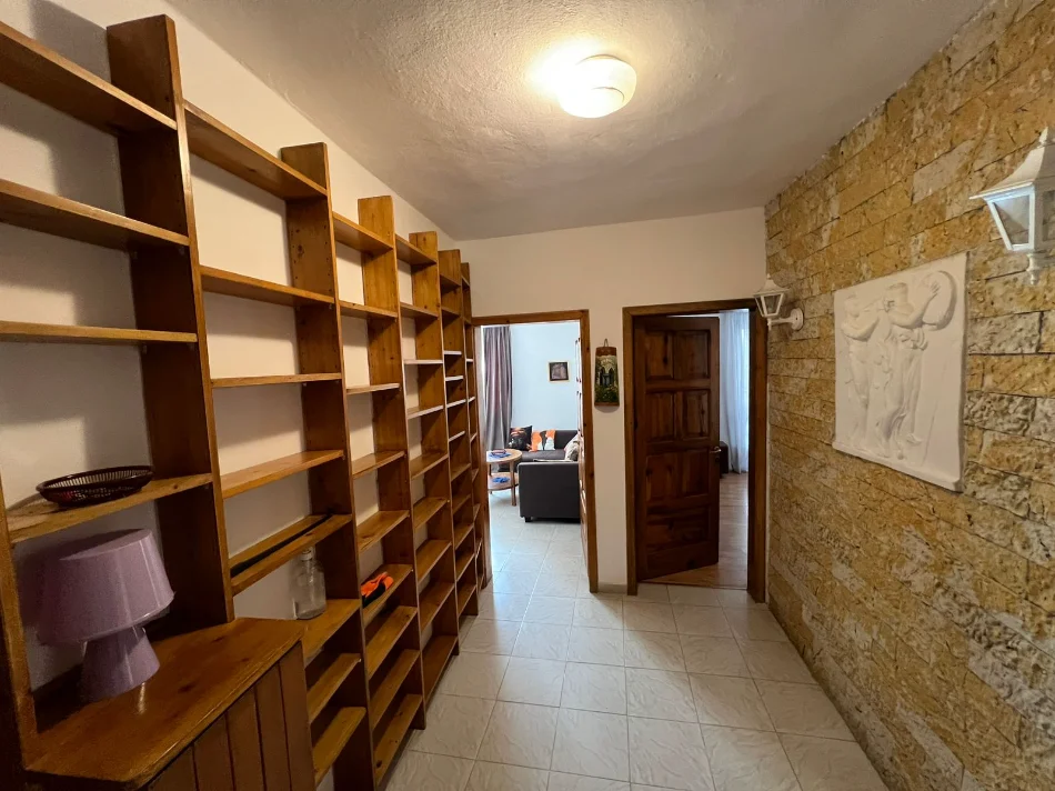 Tirane, jepet me qera apartament 3+1 Kati 3, 120 m² (rruga fortuzi)