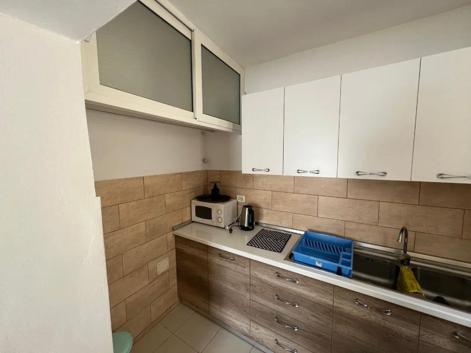 Tirane, jepet me qera apartament 3+1 Kati 3, 120 m² (rruga fortuzi)