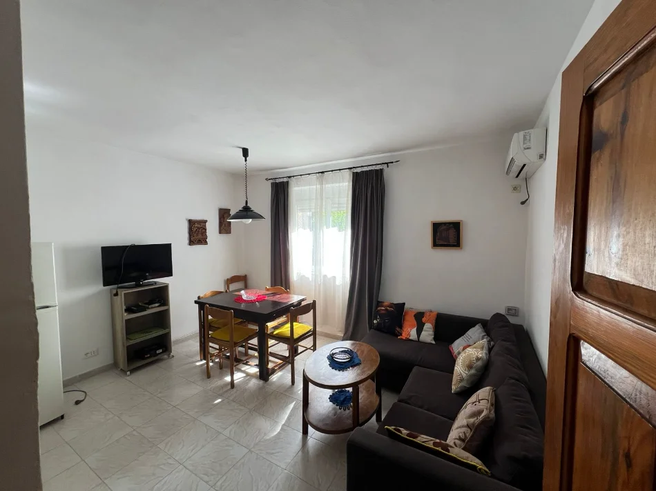Tirane, jepet me qera apartament 3+1 Kati 3, 120 m² (rruga fortuzi)