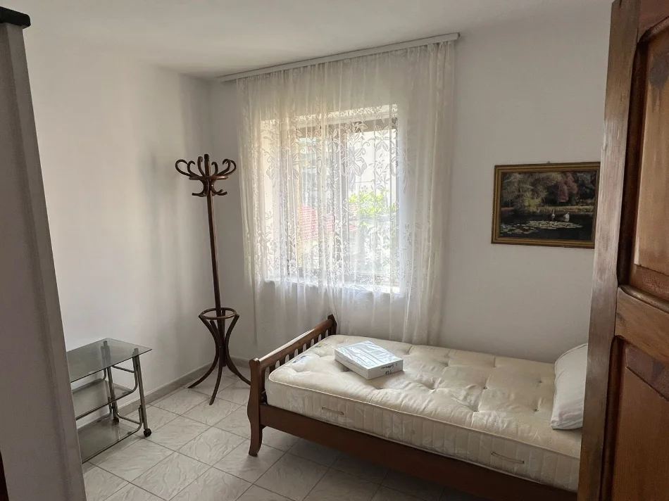 Tirane, jepet me qera apartament 3+1 Kati 3, 120 m² (rruga fortuzi)