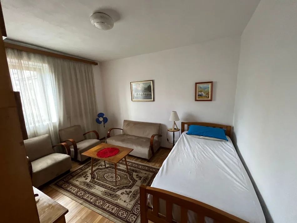 Tirane, jepet me qera apartament 3+1 Kati 3, 120 m² (rruga fortuzi)