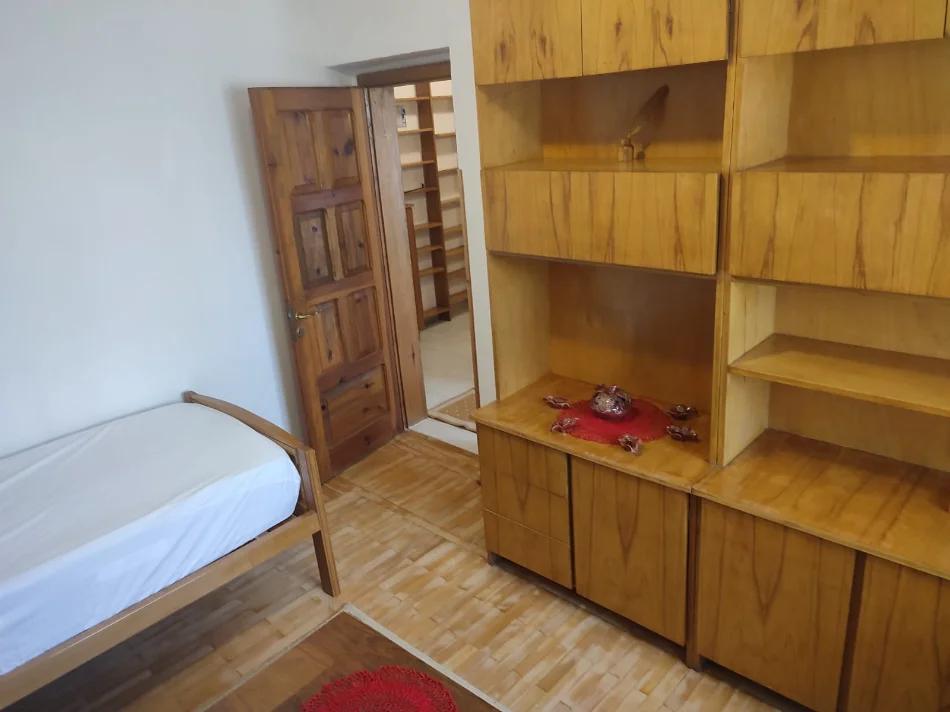 Tirane, jepet me qera apartament 3+1 Kati 3, 120 m² (rruga fortuzi)