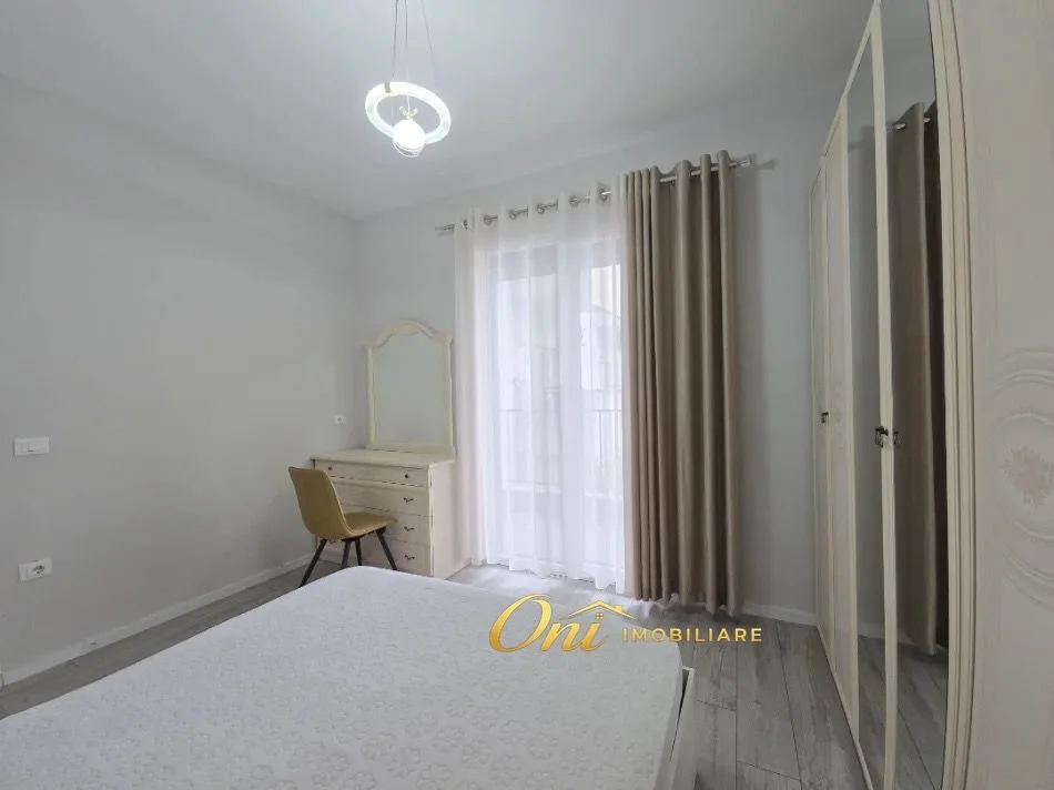 Tirane, jepet me qera apartament 1+1 Kati 4, 70 m² 700 € (KOMUNA E PARISIT)