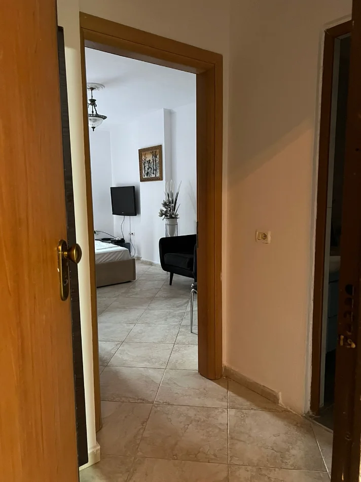 Tirane, jepet me qera apartament 1+1 Kati 3, 45 m² 520 € (Rruga e Barrikadave)