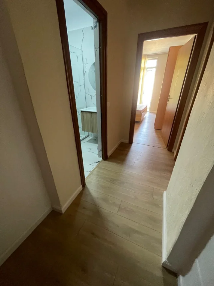 Tirane, jepet me qera apartament 1+1 Kati 4, 60.000LEKE (PAZARI I RI, PRANE OPTIKA ROMES)