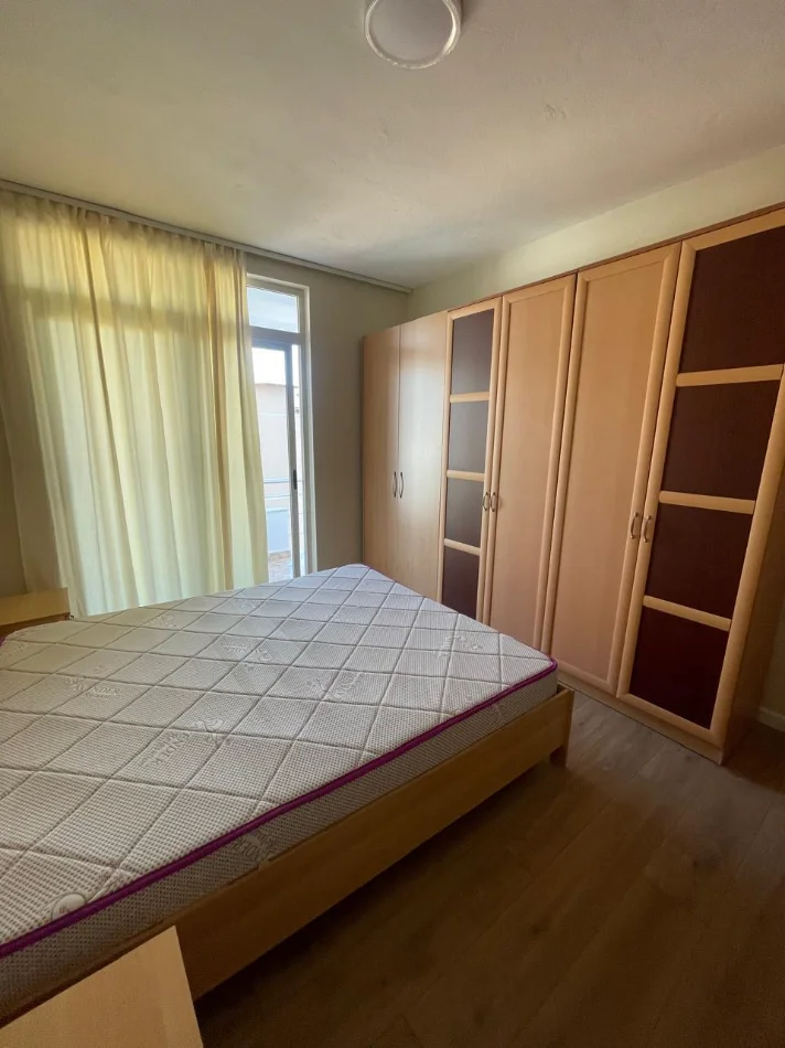 Tirane, jepet me qera apartament 1+1+Ballkon Kati 4, 64 m², Pazari i Ri, Optika Roma, 🏷️ Çmimi: 55.000 Leke, i diskutueshem