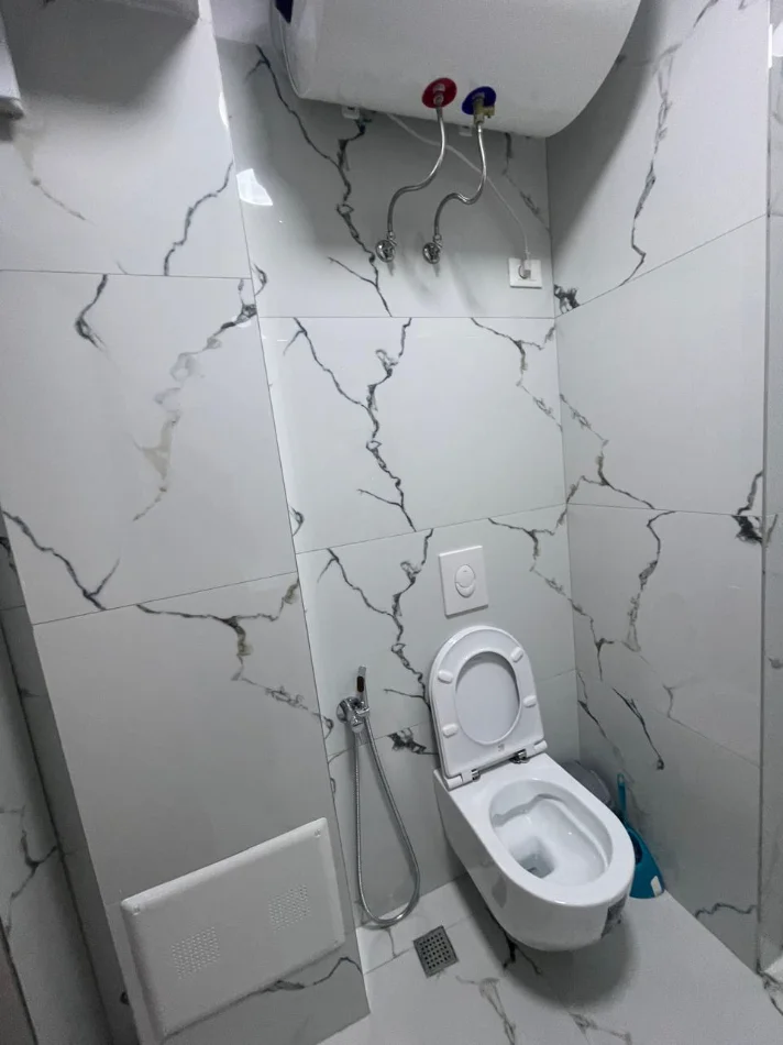 Tirane, jepet me qera apartament 1+1 Kati 4, 60.000LEKE (PAZARI I RI, PRANE OPTIKA ROMES)