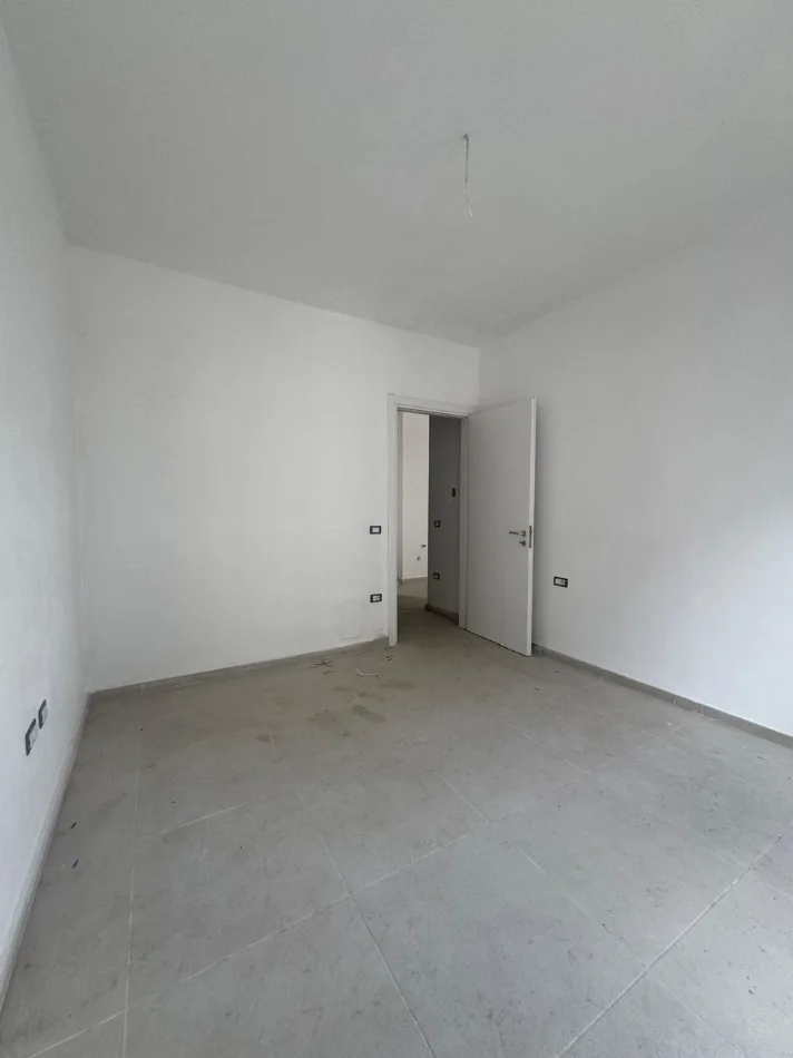 Tirane, shitet apartament 1+1+Ballkon Kati 4, 53 m² 65.450 € (Univers City)