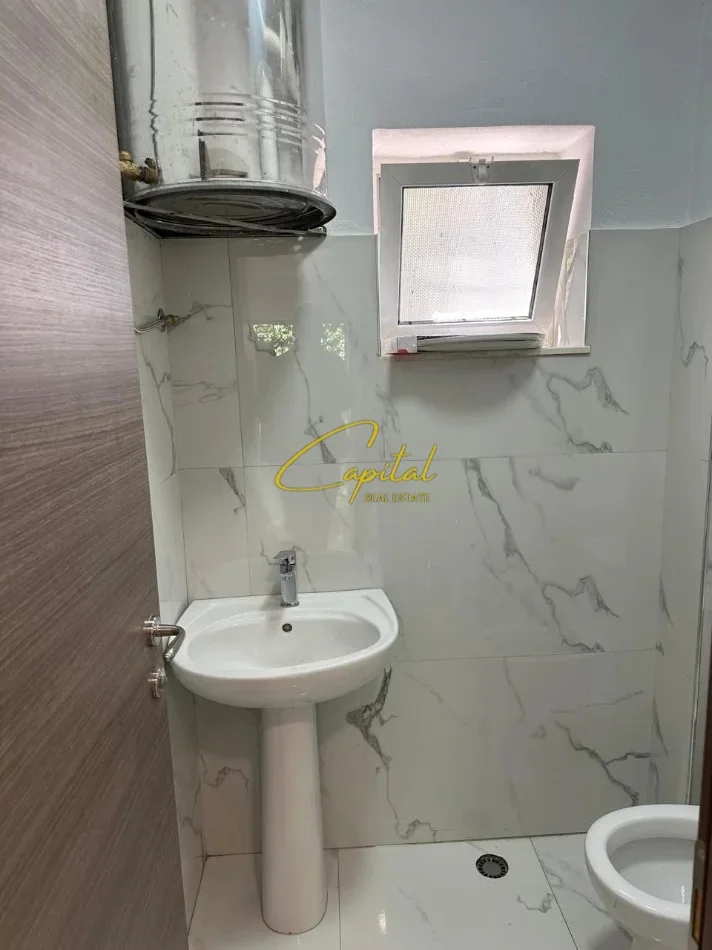 Tirane, jepet me qera dyqan Kati 0, 31 m² 400 € (AMBASADA AMERIKANE)