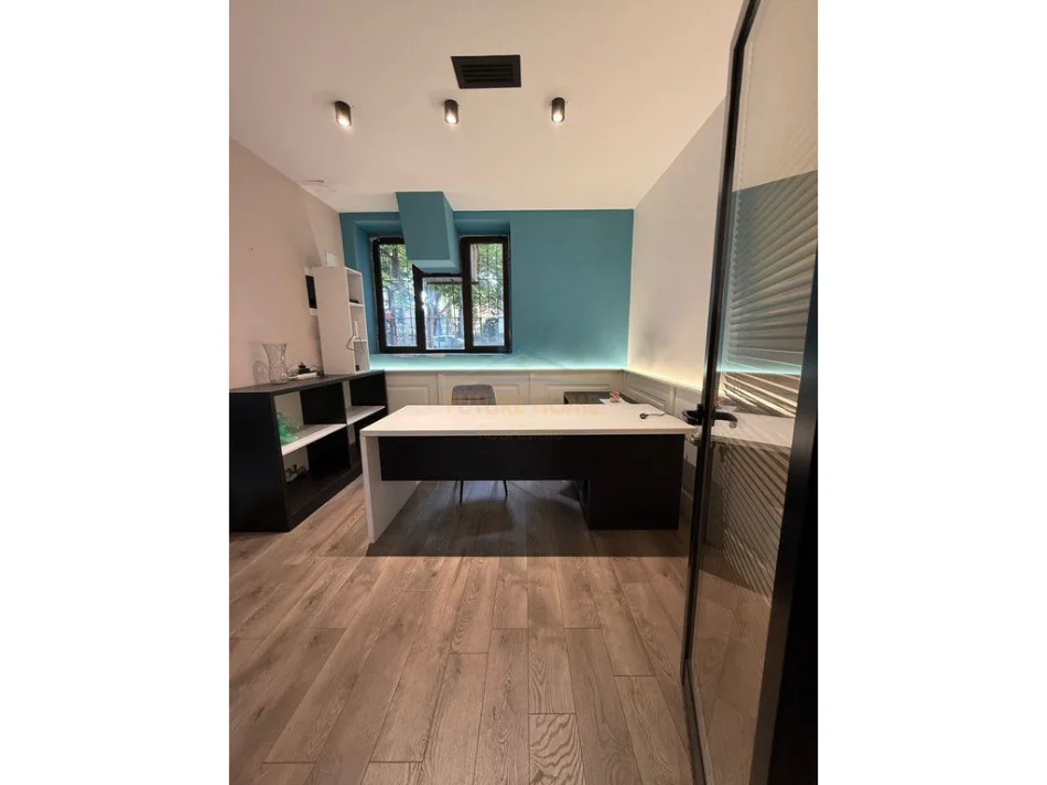 Tirane, jepet me qera zyre Kati 0, 76 m² 800 € (Brryli)