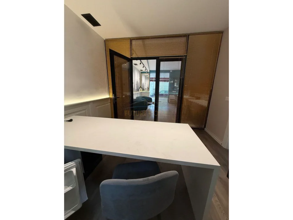 Tirane, jepet me qera zyre Kati 0, 76 m² 800 € (Brryli)