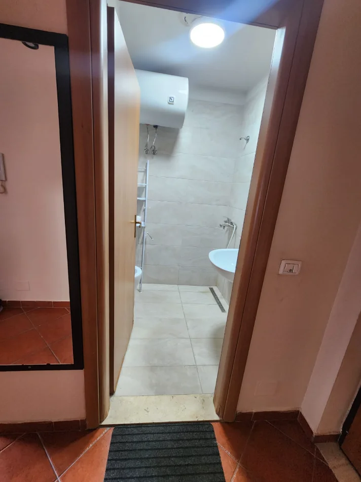 Tirane, jepet me qera apartament 1+1+Ballkon Kati 3, 67 m² 450 €