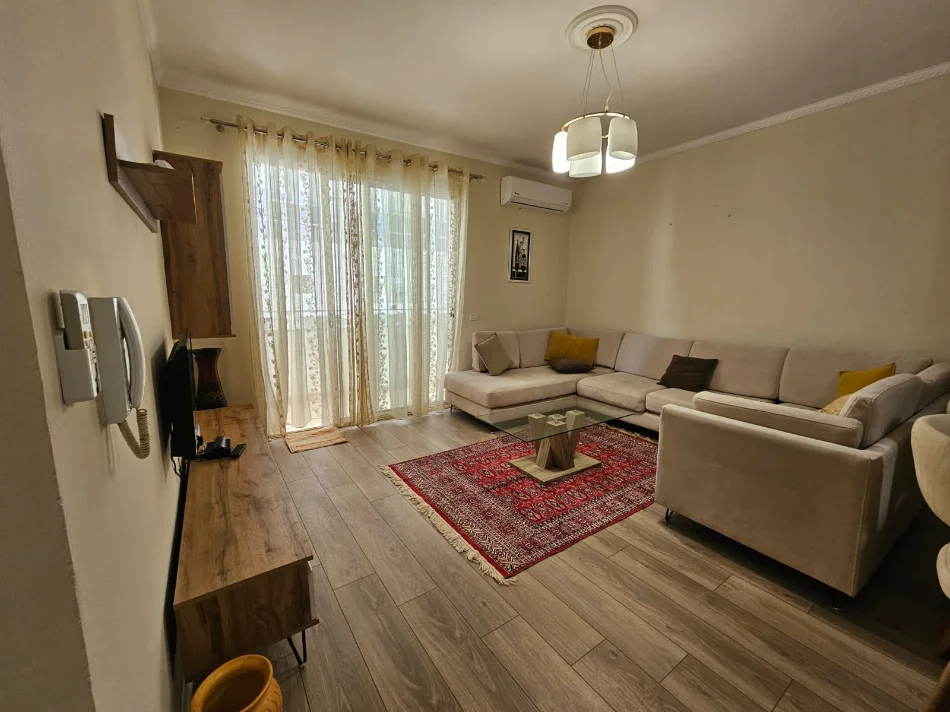 Shqiperi, jepet me qera apartament Kati 1, 70 m² 500 € (Rruga Bila Sina)