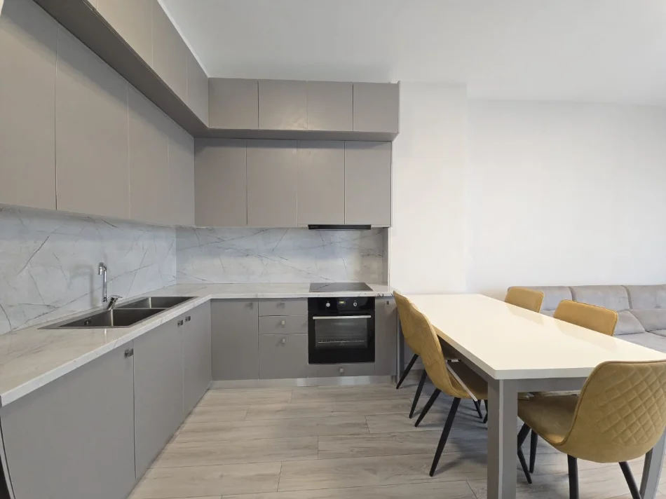 Tirane, jepet me qera apartament 1+1 Kati 5, 70 m² 730 € (Komuna e Parisit)