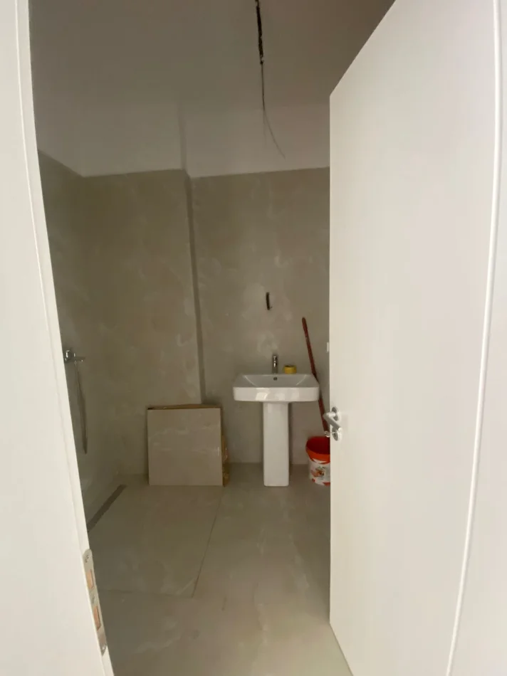 Tirane, jap me qera zyre Kati 3, 140 m² 1.400 € (Komuna e Parisit – pranë Kompleksit KIKA 2)
