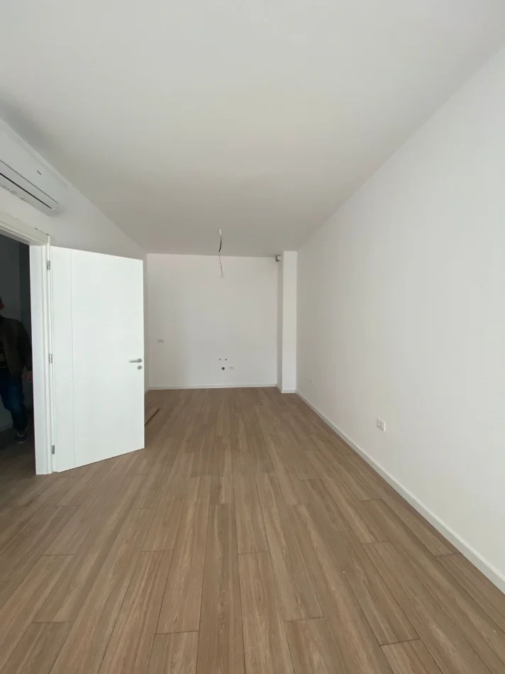 Tirane, jap me qera zyre Kati 3, 140 m² 1.400 € (Komuna e Parisit – pranë Kompleksit KIKA 2)