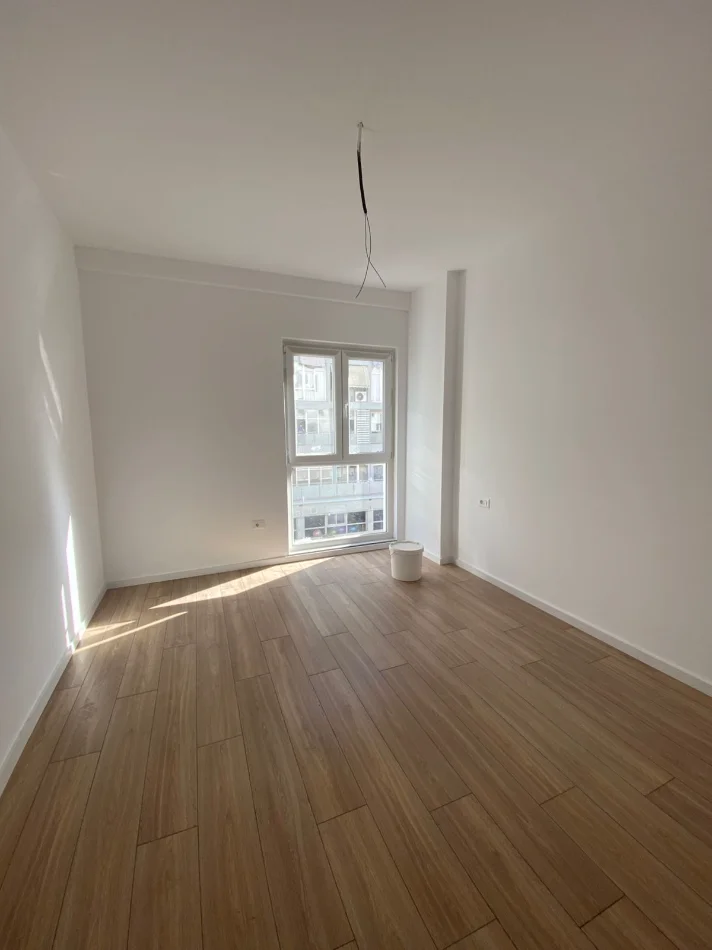 Tirane, jap me qera zyre Kati 3, 140 m² 1.400 € (Komuna e Parisit – pranë Kompleksit KIKA 2)