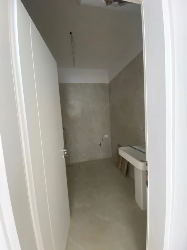 Tirane, jap me qera zyre Kati 3, 140 m² 1.400 € (Komuna e Parisit – pranë Kompleksit KIKA 2)