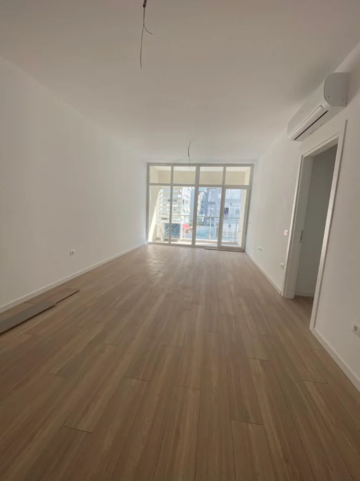 Tirane, jap me qera zyre Kati 3, 140 m² 1.400 € (Komuna e Parisit – pranë Kompleksit KIKA 2)