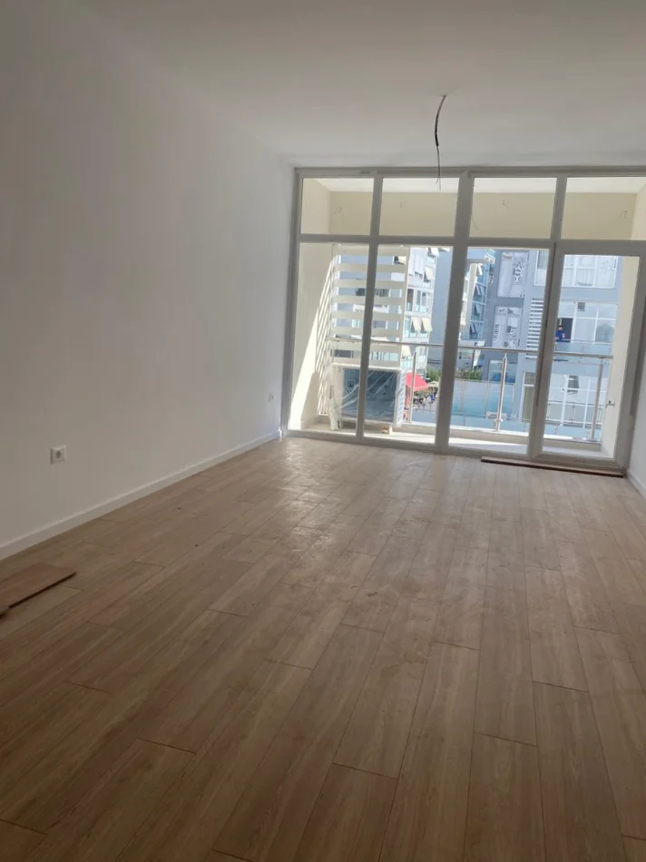 Tirane, jap me qera zyre Kati 3, 140 m² 1.400 € (Komuna e Parisit – pranë Kompleksit KIKA 2)