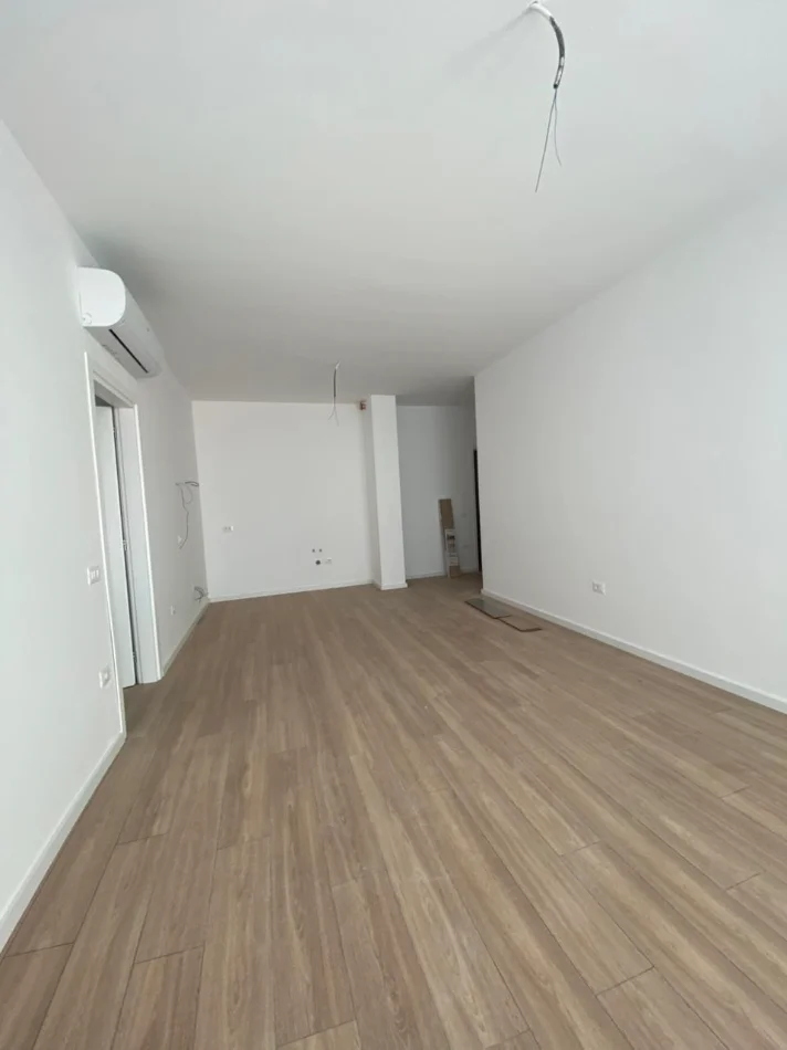 Tirane, jap me qera zyre Kati 3, 140 m² 1.400 € (Komuna e Parisit – pranë Kompleksit KIKA 2)