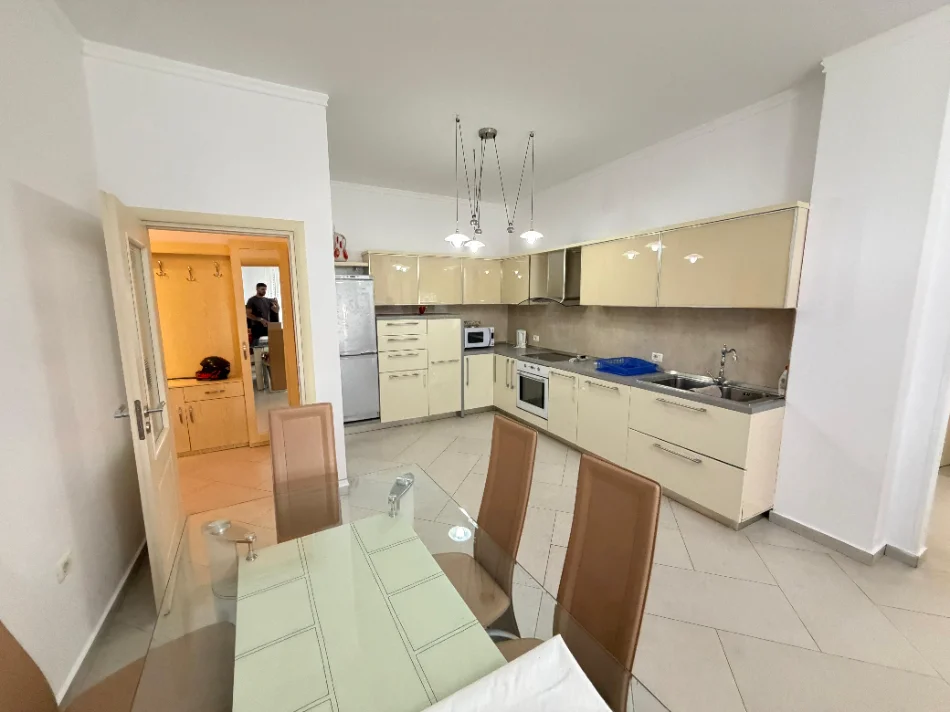 Tirane, jepet me qera apartament 2+1 , 130 m² 700 € (KOPSHTI BOTANIK)