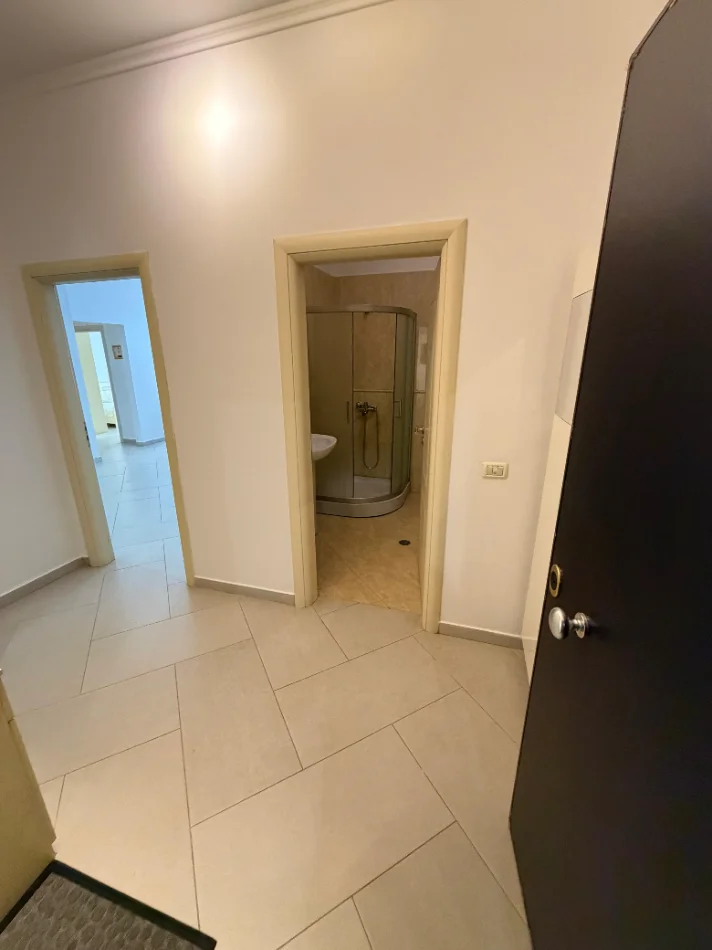 Tirane, jepet me qera apartament 2+1 , 130 m² 700 € (KOPSHTI BOTANIK)