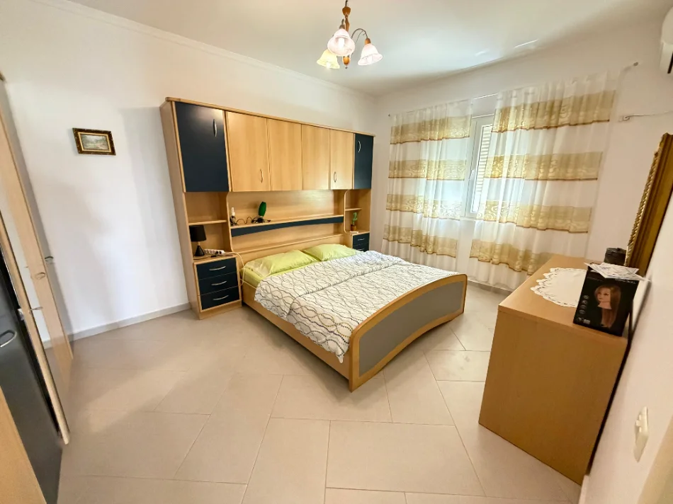 Tirane, jepet me qera apartament 2+1 , 130 m² 700 € (KOPSHTI BOTANIK)