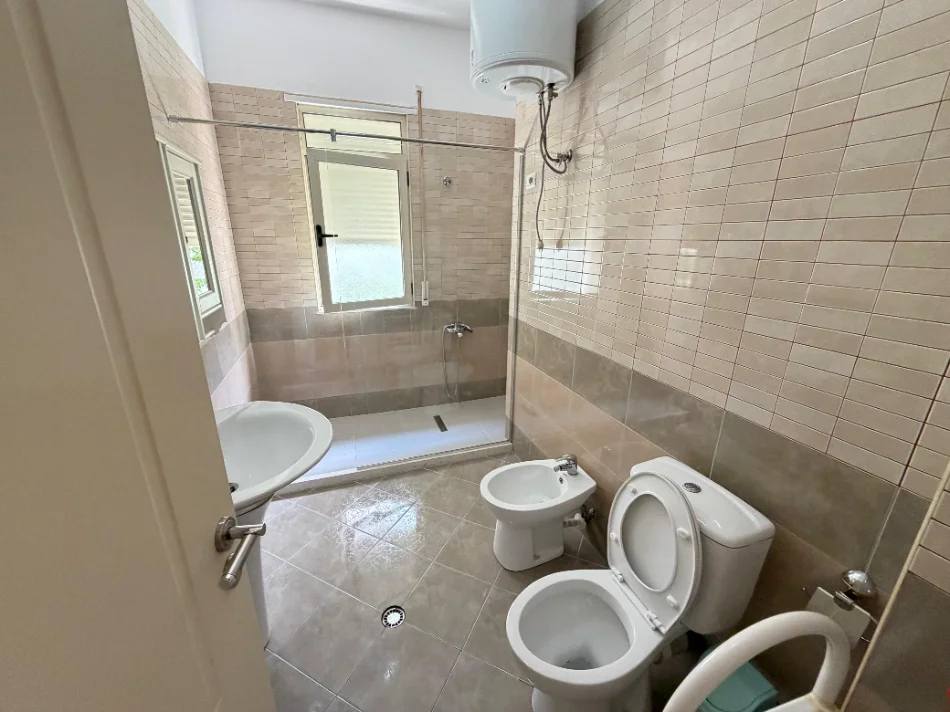 Tirane, jepet me qera apartament 2+1 , 130 m² 700 € (KOPSHTI BOTANIK)