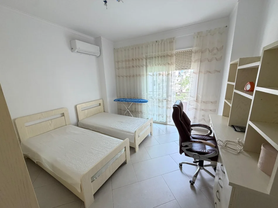 Tirane, jepet me qera apartament 2+1 , 130 m² 700 € (KOPSHTI BOTANIK)