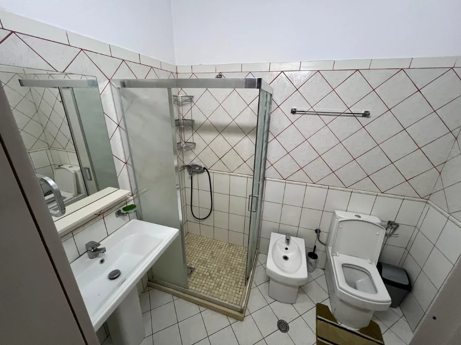 Jepet me qera apartament 2+1+2+ parking ne Astir , 550 Euro