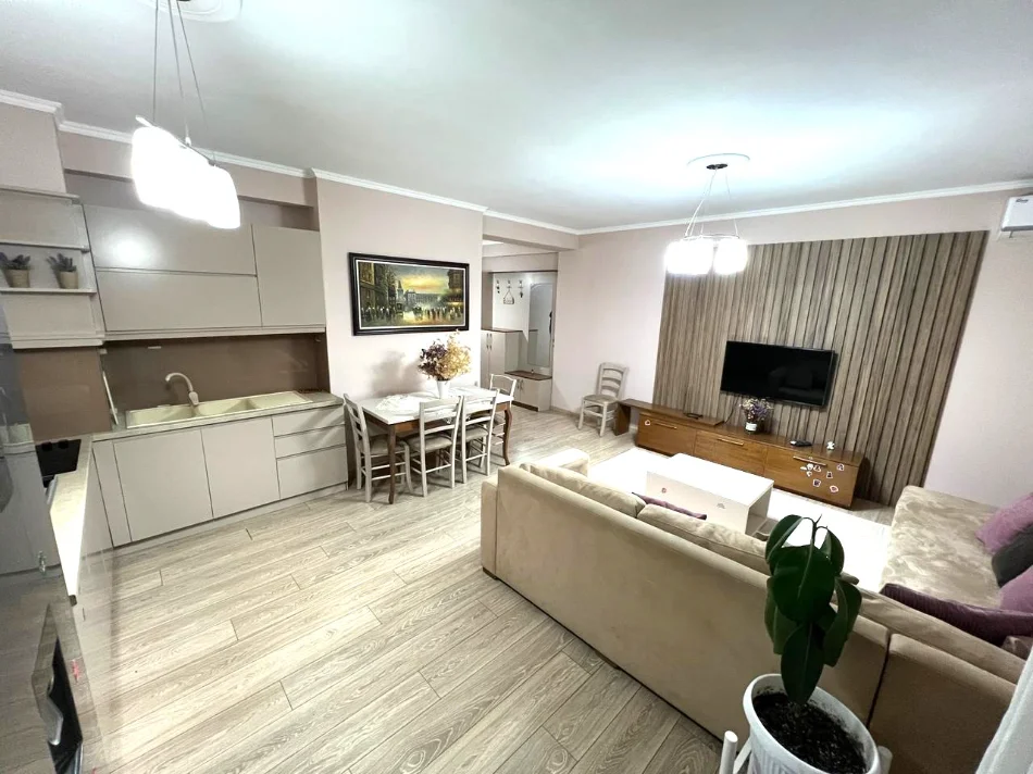 Jepet me qera apartament 2+1+2+ parking ne Astir , 550 Euro