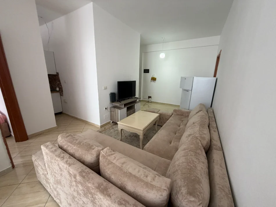 Tirane, jepet me qera apartament 3+1 Kati 6, 400 € (fresk)