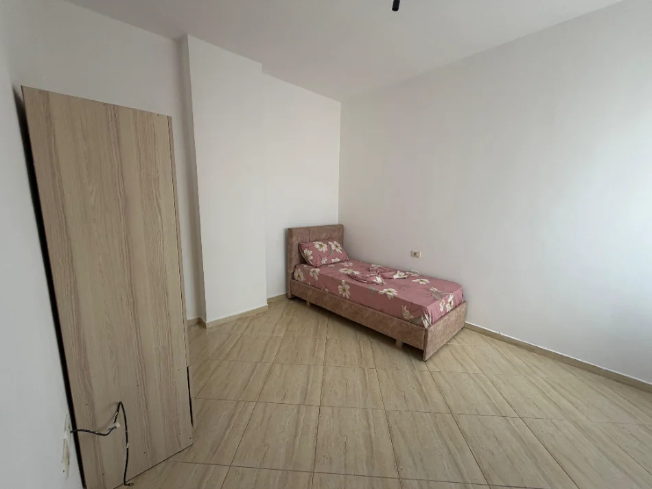 Tirane, jepet me qera apartament 3+1 Kati 6, 400 € (fresk)
