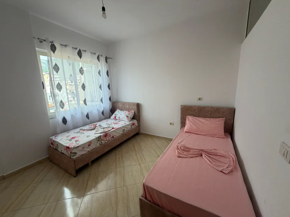 Tirane, jepet me qera apartament 3+1 Kati 6, 400 € (fresk)