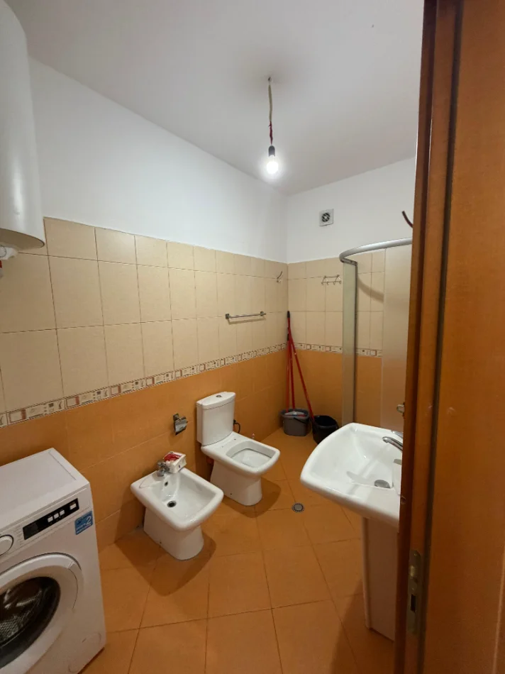 Tirane, jepet me qera apartament 3+1 Kati 6, 400 € (fresk)
