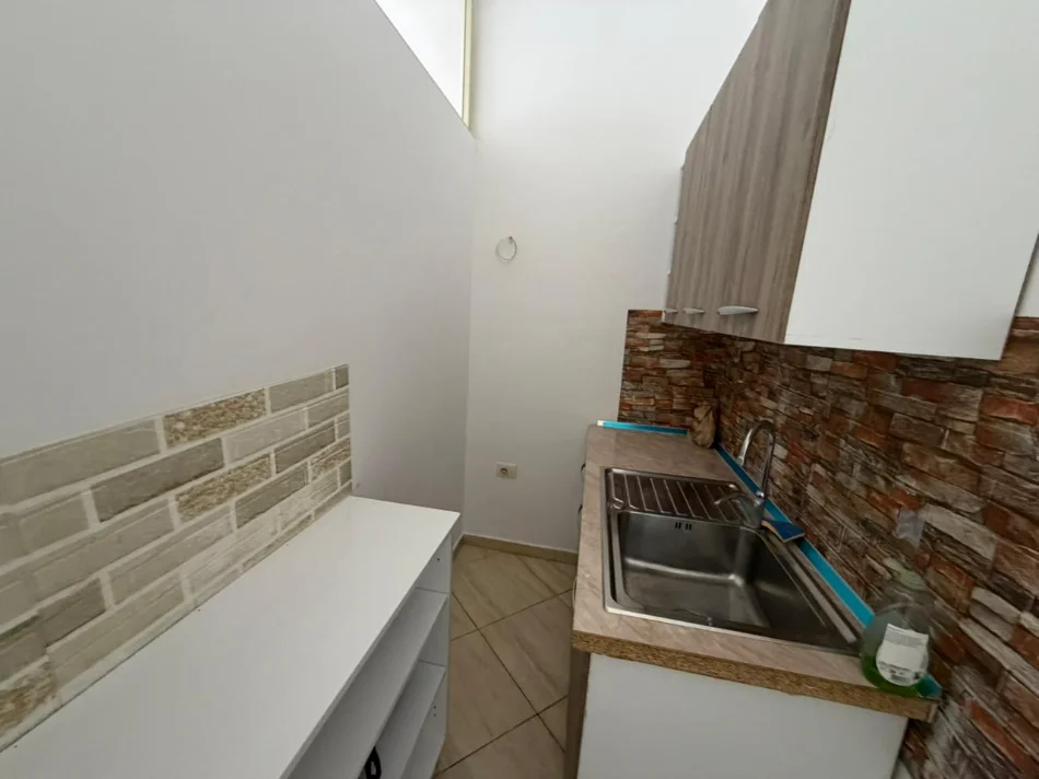 Tirane, jepet me qera apartament 3+1 Kati 6, 400 € (fresk)