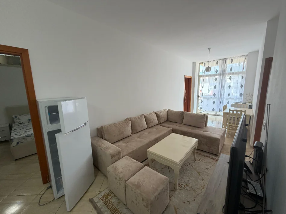 Tirane, jepet me qera apartament 3+1 Kati 6, 400 € (fresk)