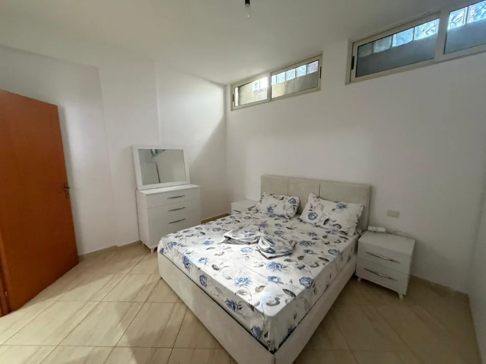 Tirane, jepet me qera apartament 3+1 Kati 6, 400 € (fresk)