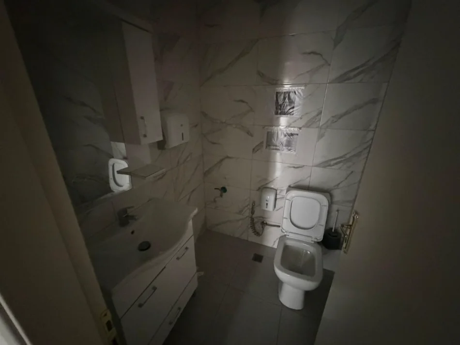 Tirane, jepet me qera ambjent biznesi , 157 m² (rruga e kavajes)