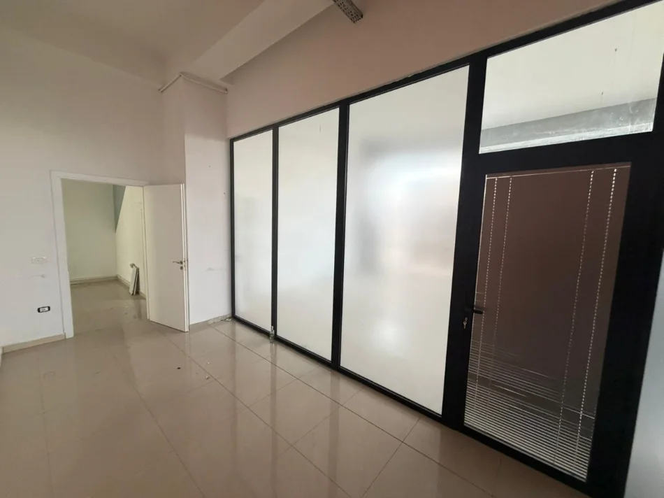 Tirane, jepet me qera ambjent biznesi , 157 m² (rruga e kavajes)