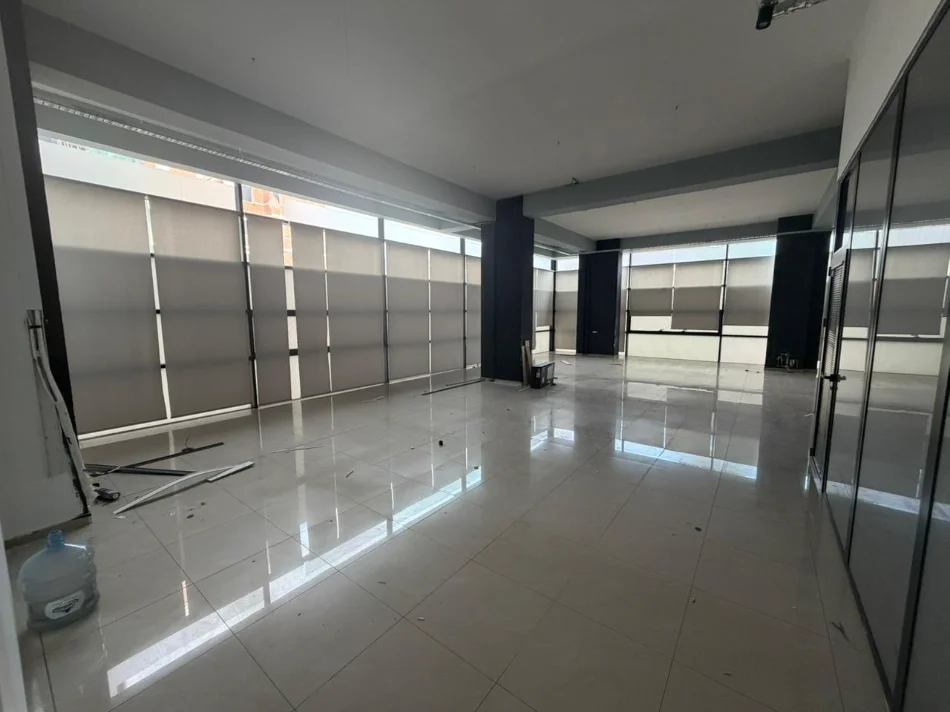 Tirane, jepet me qera ambjent biznesi , 157 m² (rruga e kavajes)