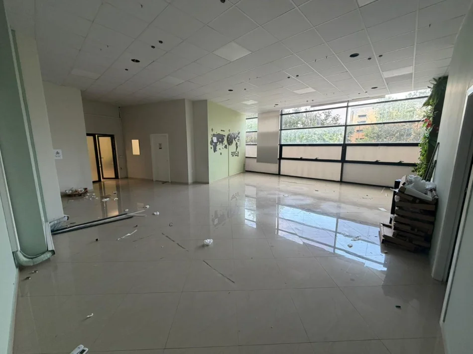 Tirane, jepet me qera ambjent biznesi Kati 1, 130 m² (rruga e kavajes)